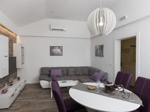 Apartment H&D Two Bedroom Apartment with Balcony and Sea View