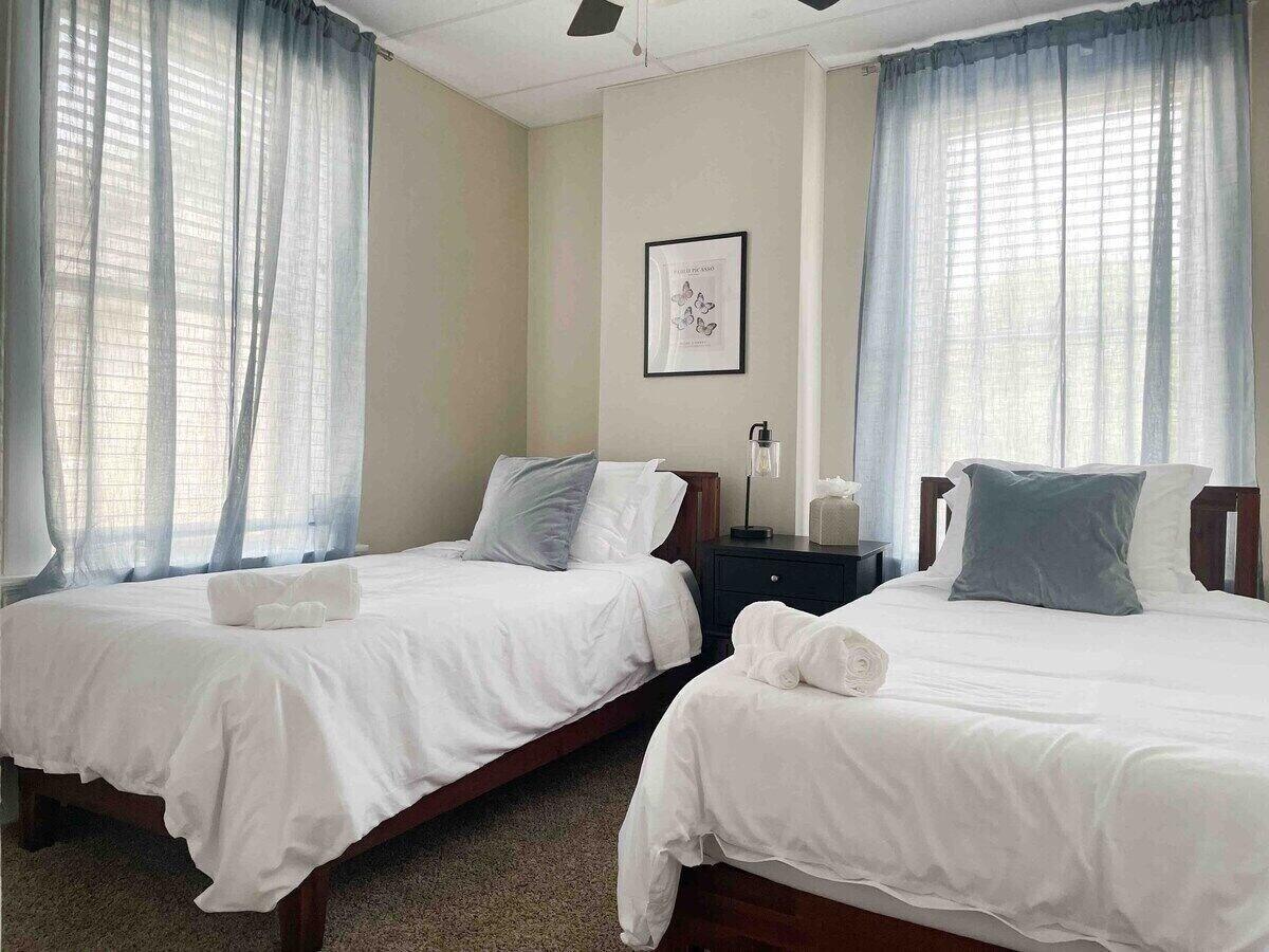 Cherry Street Retreat — 4-Star Luxury Hotel in Evansville, United States