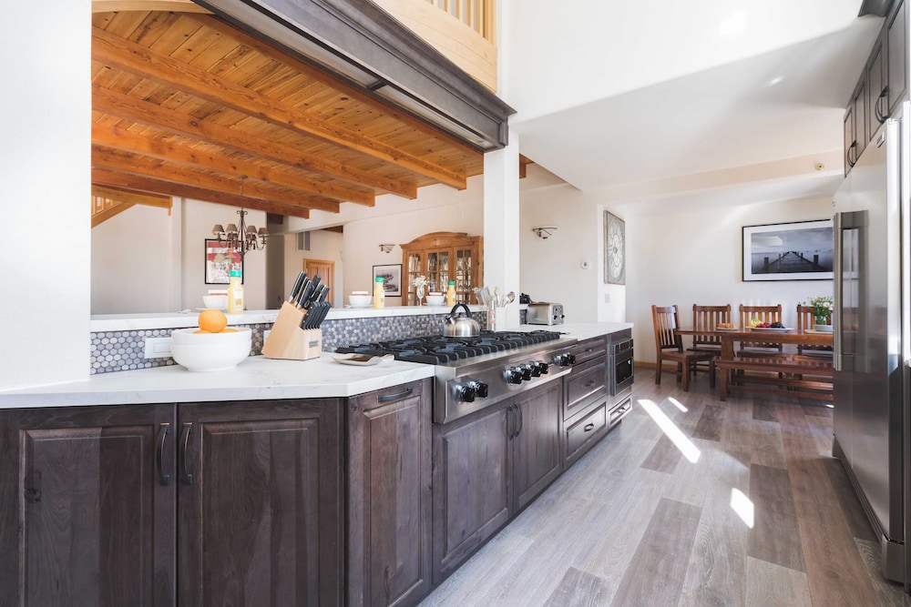Sparrow by Avantstay Modern Mountain Retreat w Hot Tub Pool Table & Games - photo 10