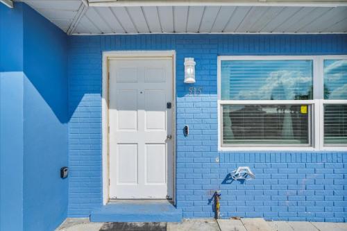 Saltwater Haven 3bd Dog Friendly with Bckyrd — hotel in Indian Harbour Beach