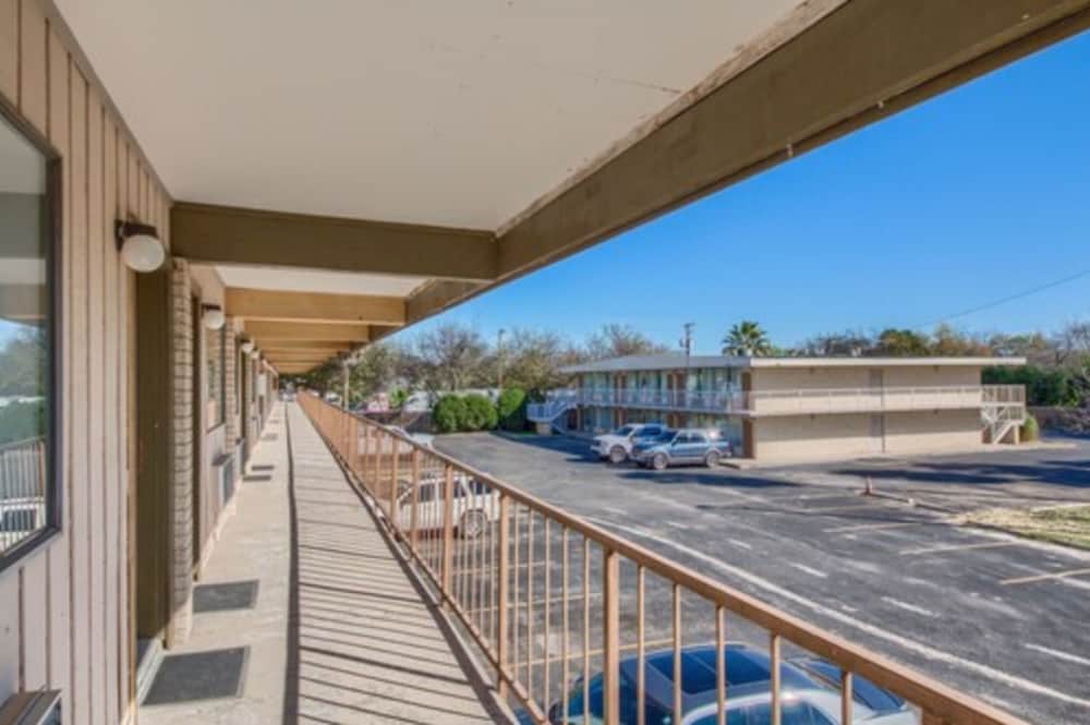Americas Best Value Inn Uvalde - photo 23