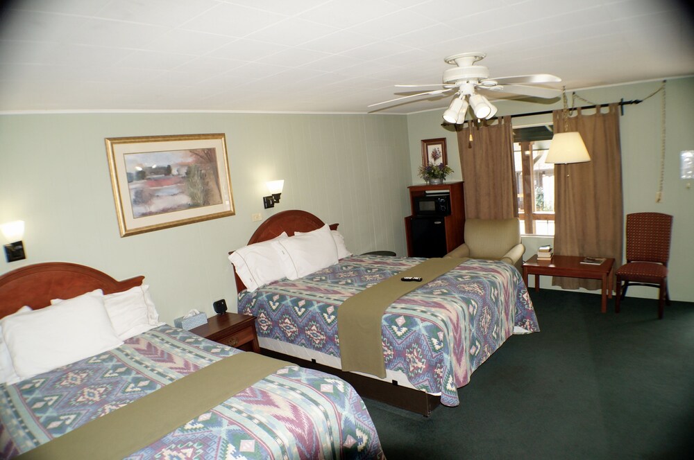 CedarWood Inn - photo 42