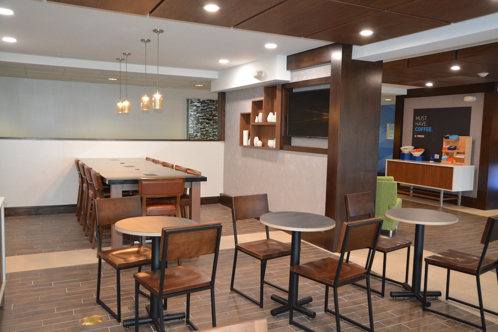 Holiday Inn Express & Suites Caryville by IHG - photo 16
