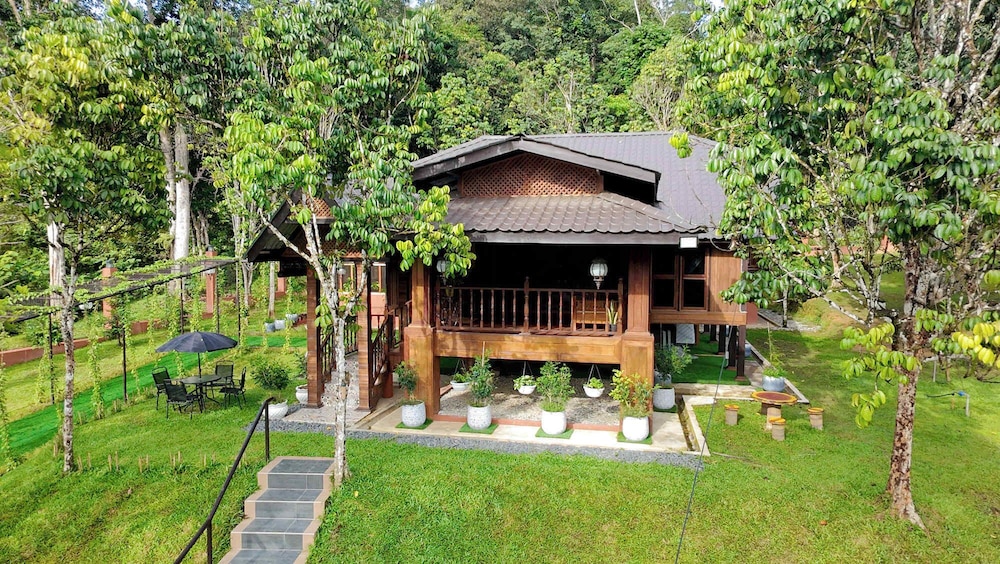 Charming Nature Kampung Home for Family Getaways — 4-Star Luxury Hotel in Kuala Lipis, Malaysia