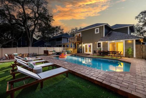 Tiki Bar Pool Putt Putt 1 Mile from BEACH in Seminole, United States