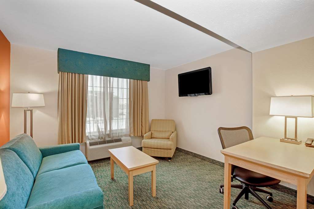 La Quinta Inn & Suites by Wyndham Grand Forks - photo 35
