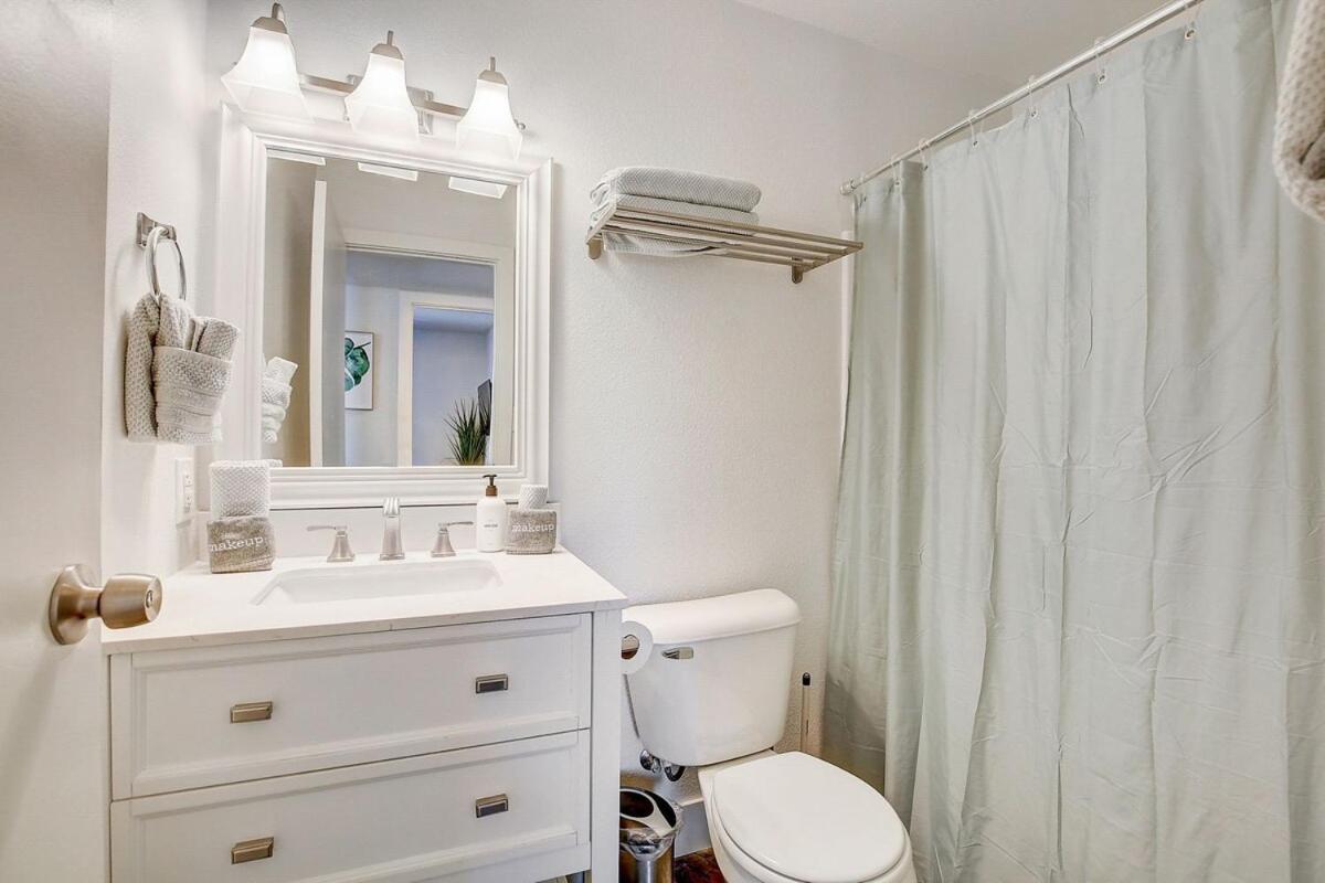 Pool & Hot Tub Centrally Located Less Than 3 Miles To the Strip