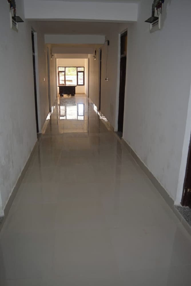 Goroomgo Nice One Palace Srinagar - carbon neutral hotel in Srinagar