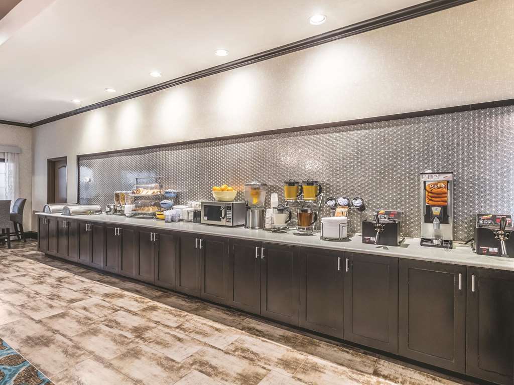 La Quinta Inn & Suites by Wyndham Dallas Grand Prairie South - photo 61