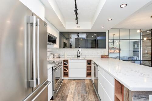 2 BR Ski In Out at Cachet Crossing Sleeps 8 — 4-Star Luxury Hotel in Collingwood, Canada