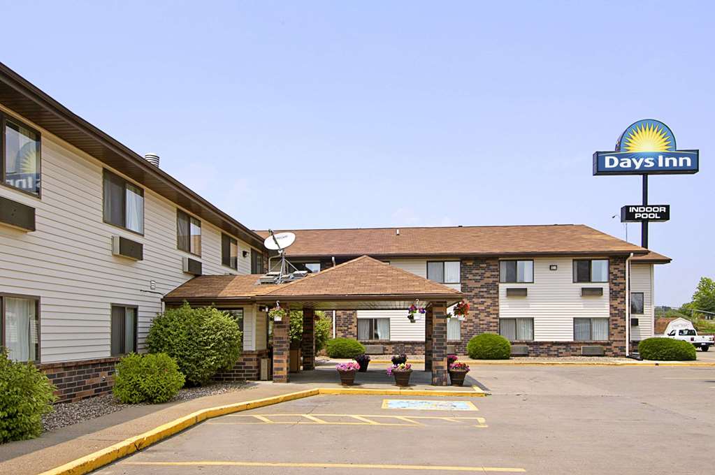 Days Inn & Suites by Wyndham Davenport East - featured photo