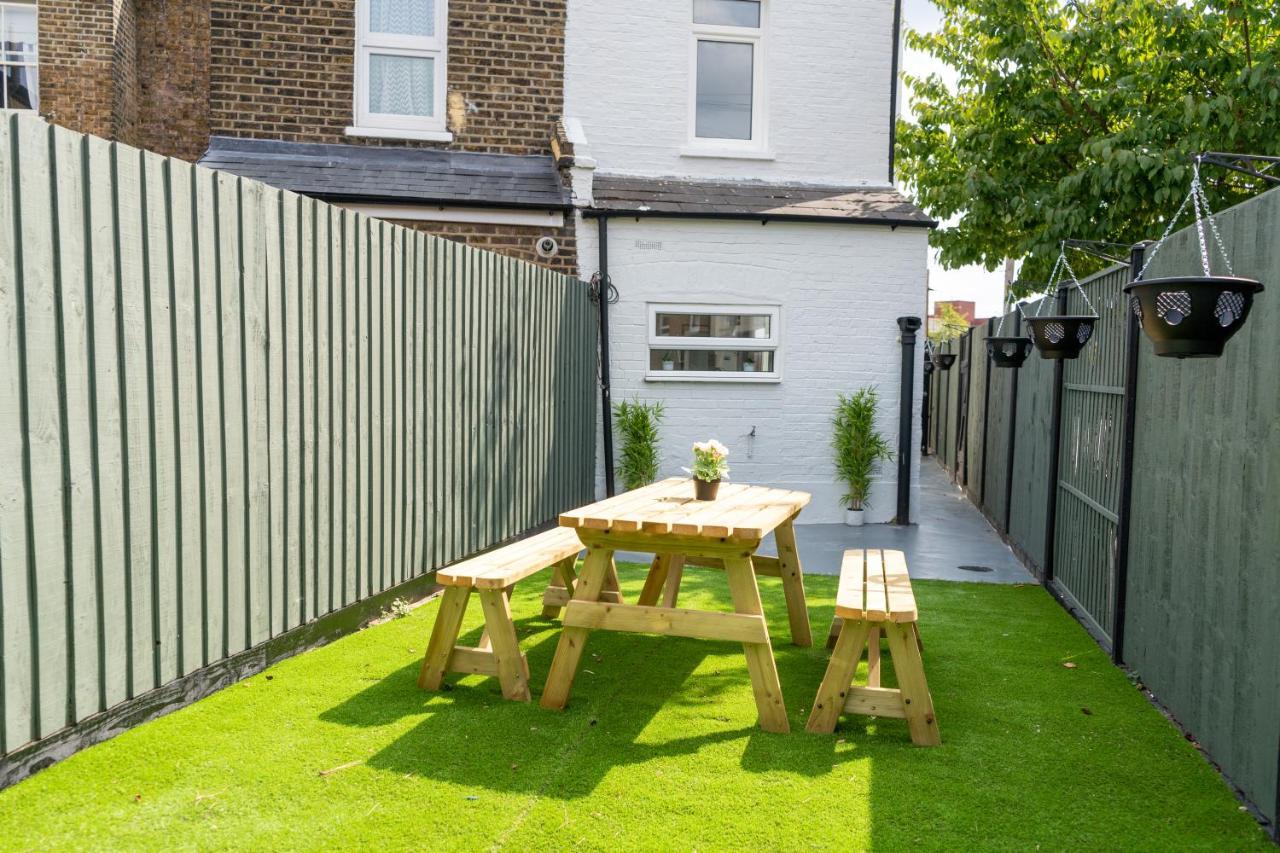 Spacious 5 Bed House with Parking in Wood Green by Ls2g Stays — 4-Star Luxury Hotel in London, United Kingdom