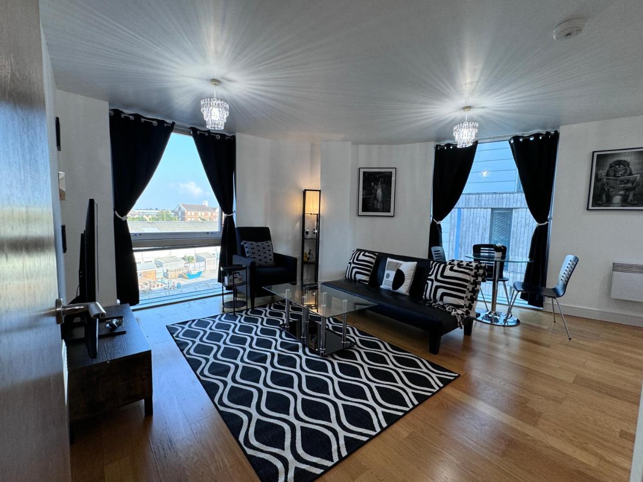 MPE Tranquil Oasis Entire Apartment — 4-Star Luxury Hotel in Brompton, United Kingdom
