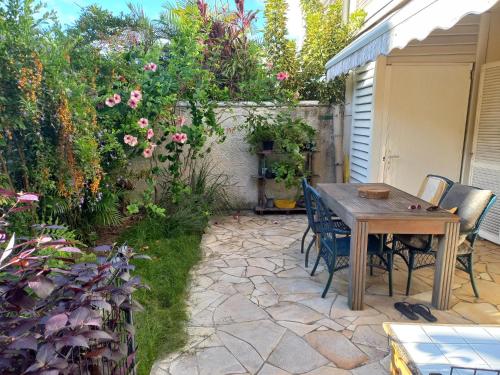 Garden And Terrace Apartment 22149958 — Noumea