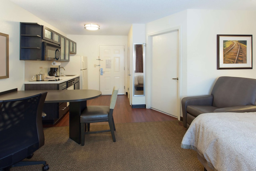 Candlewood Suites Wichita Airport by IHG - photo 8