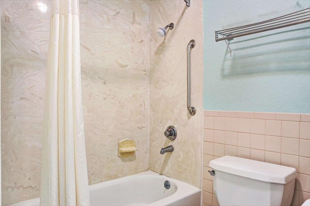 Days Inn by Wyndham El Campo TX - photo 11