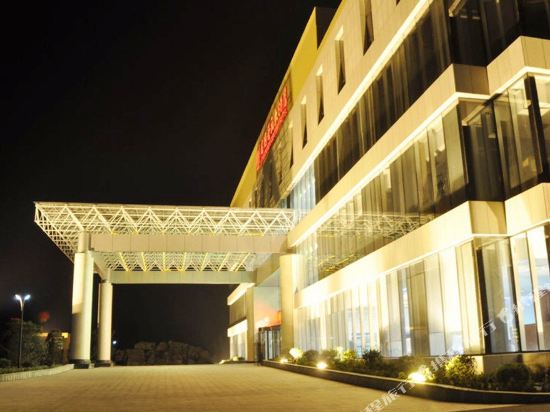 Longgang Hotel in Yishui, People's Republic of China