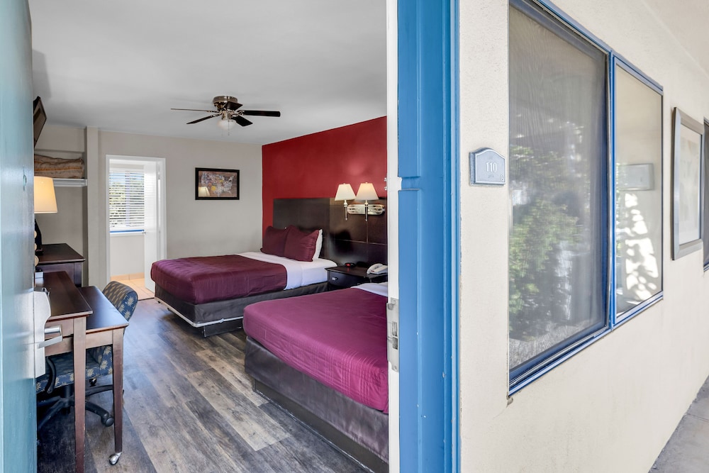Econo Lodge Bay Breeze - photo 21