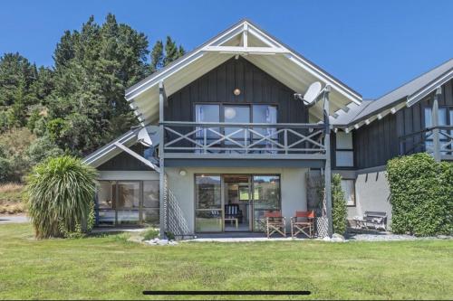 Mt Hutt Lodge — 4-Star Luxury Hotel in Methven, New Zealand