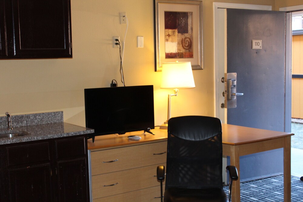 The Executive Inn & Suites - photo 9