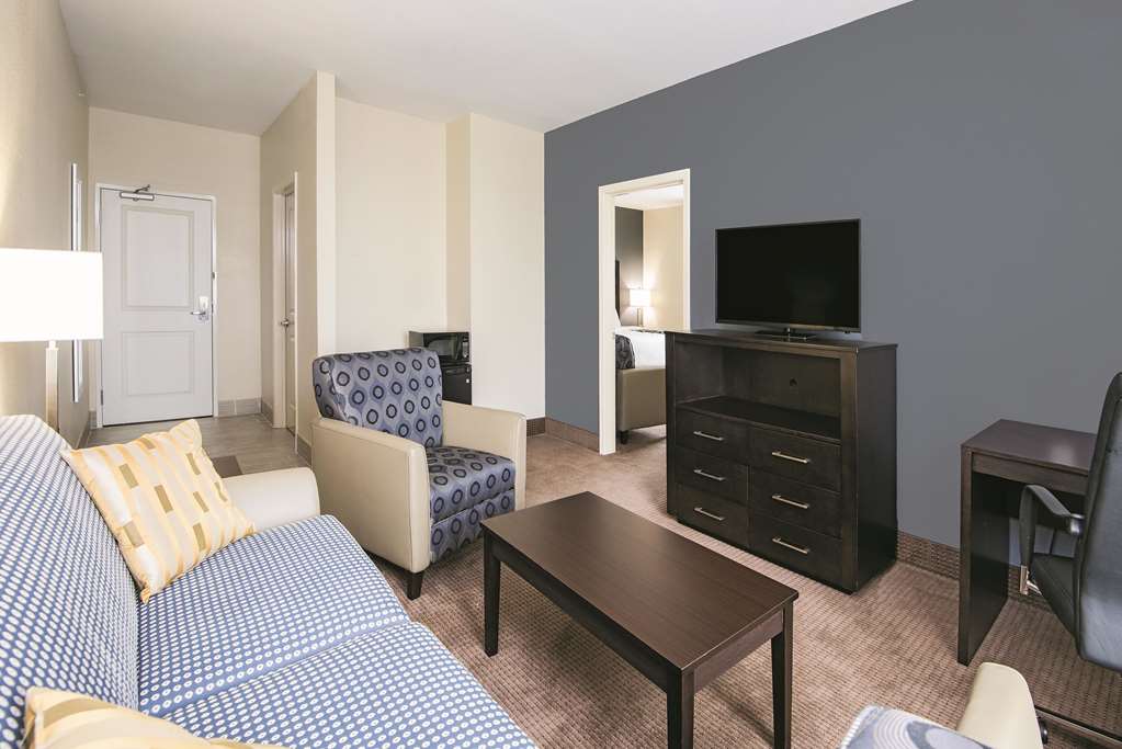 La Quinta Inn & Suites by Wyndham Karnes City Kenedy - photo 35