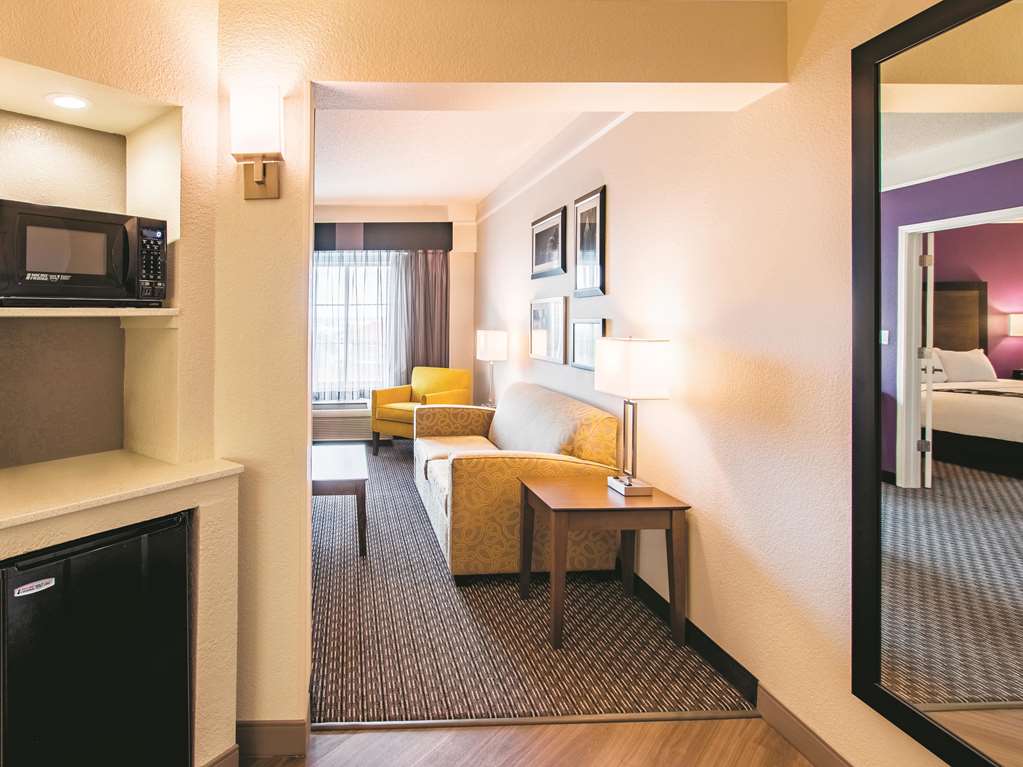 La Quinta Inn & Suites by Wyndham Fort Worth City View - photo 34