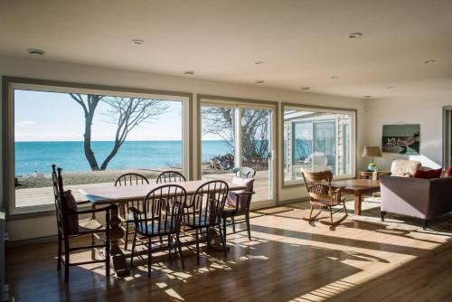 Lakeside PEC: Beautiful Waterfront & Patio in Prince Edward, Canada