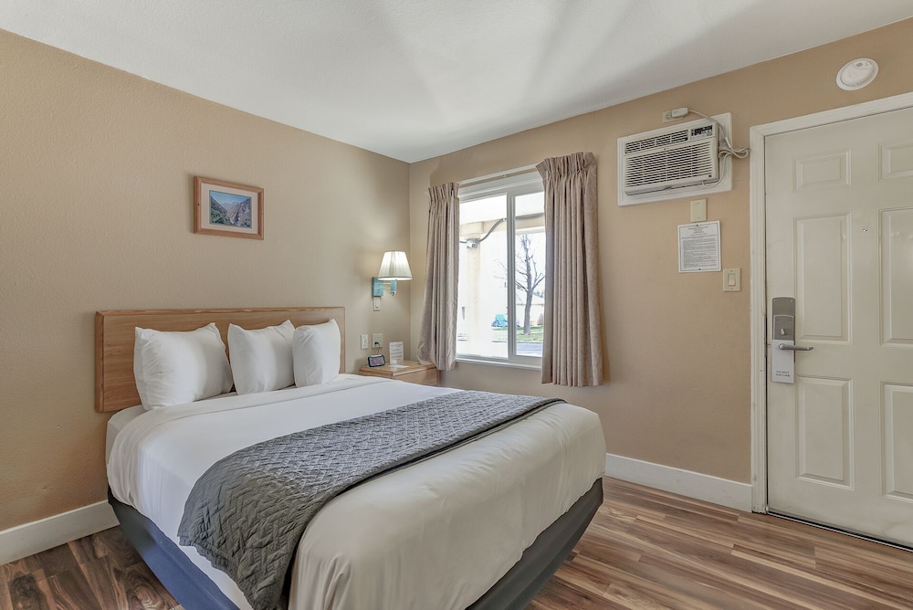 Shasta Pines Motel & Suites - photo 13