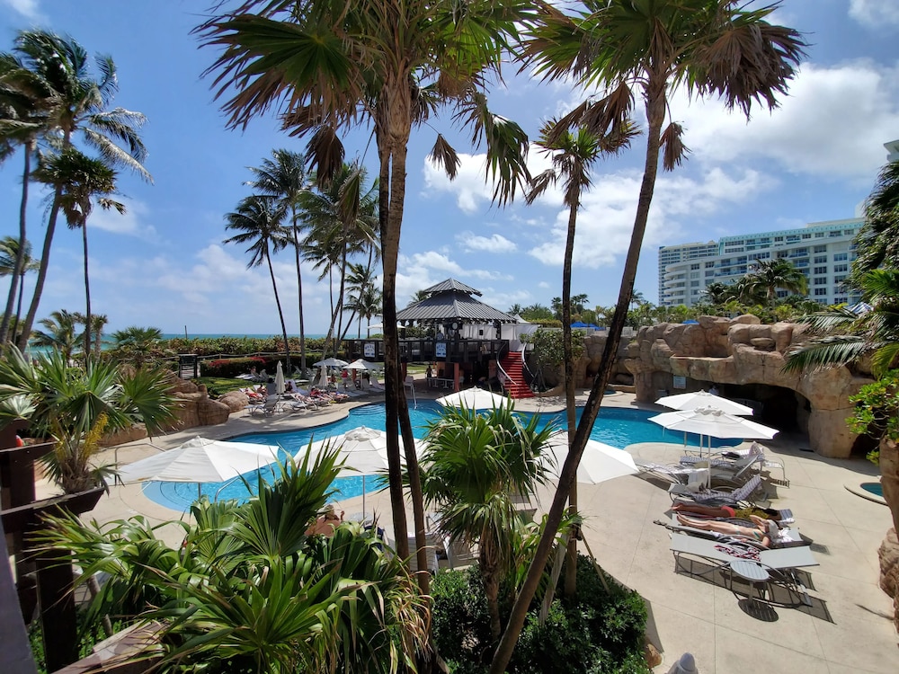 Deluxe Beach Resort Hora Rentals in Miami Beach, United States