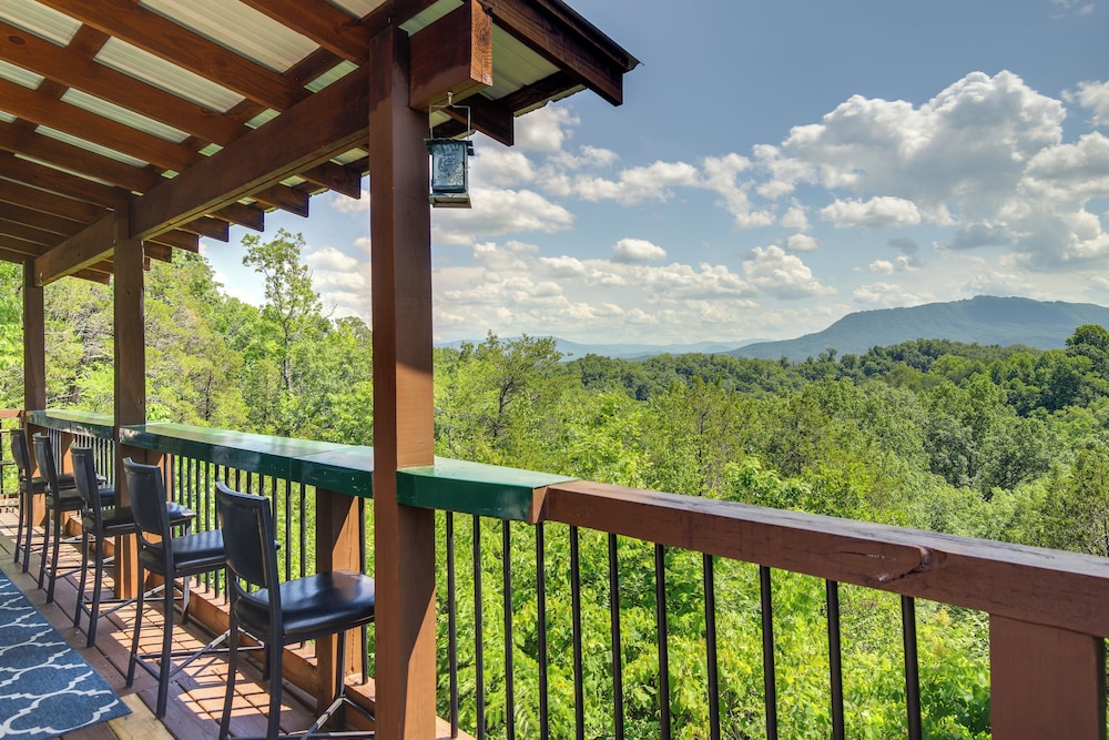 Sevierville Cabin with Hot Tub and Mountain View Deck — 4-Star Luxury Hotel in Sevierville, United States