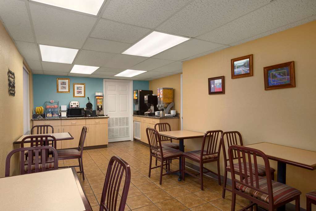 Super 8 by Wyndham Austin Downtown Capitol Area - photo 9