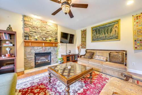 3 Mi to Carowinds: Retreat w On site Fishing — hotel in Fort Mill
