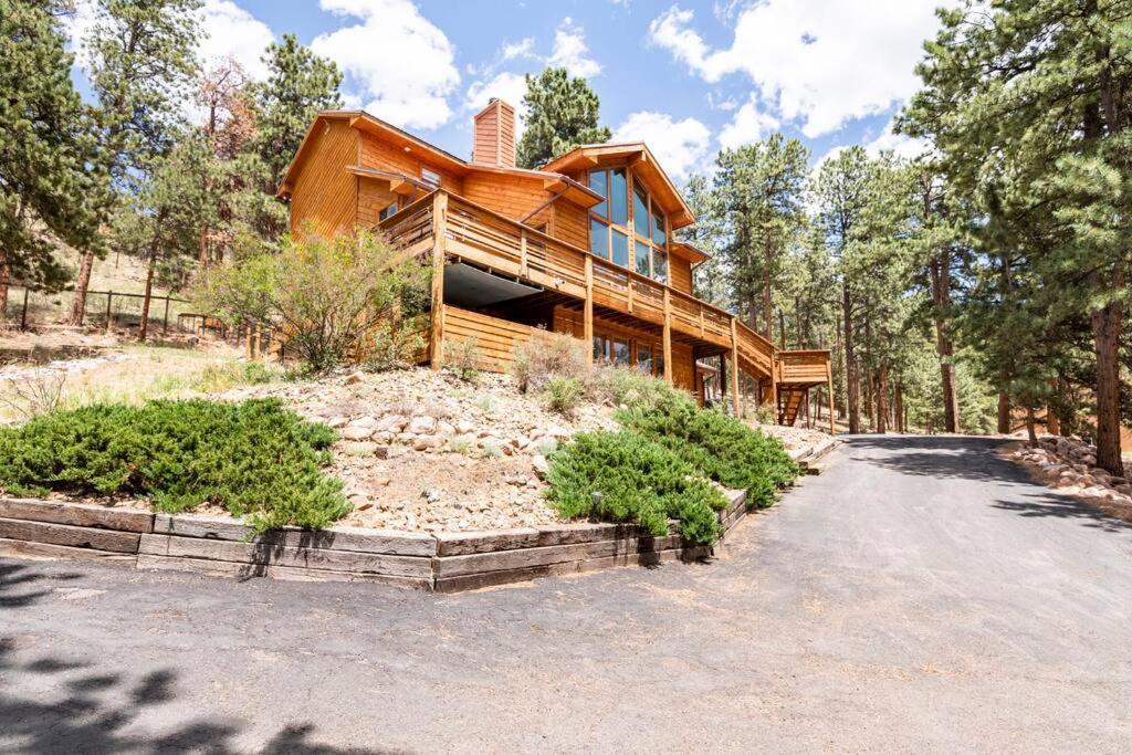 Private Hot Tub Overlooking Pikes Peak — 4-Star Luxury Hotel in Woodland Park, United States