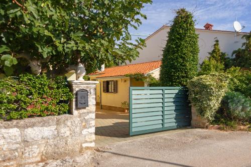 Apartment Red Romantic 2 1 — 4-Star Luxury Hotel in Bale, Croatia