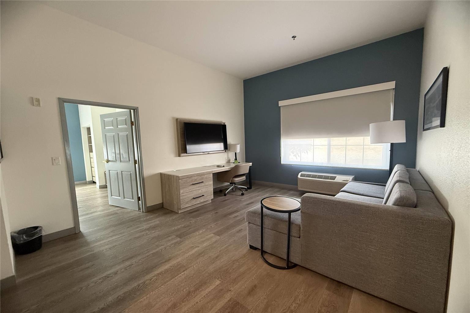 La Quinta Inn & Suites by Wyndham Albuquerque Midtown - photo 40