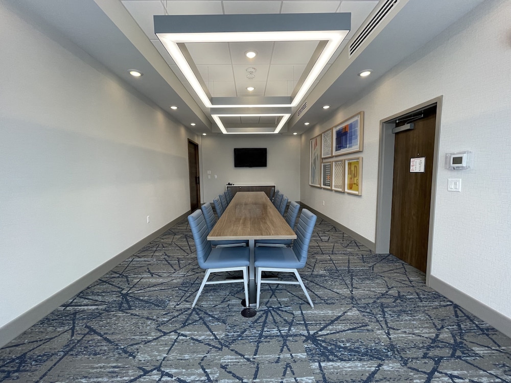 Holiday Inn Express & Suites Ft. Smith Airport by IHG - photo 41