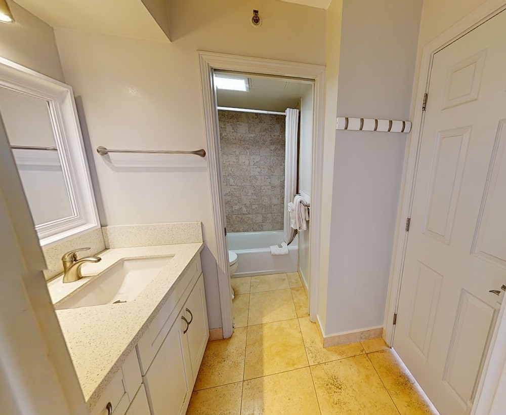 Waikiki Banyan High Level Condo with Private Lanai by Koko Resort Vacation Rentals - photo 75