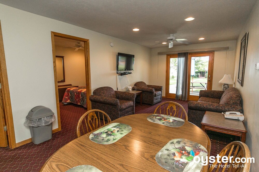 Lake Bluff Inn and Suites - photo 28
