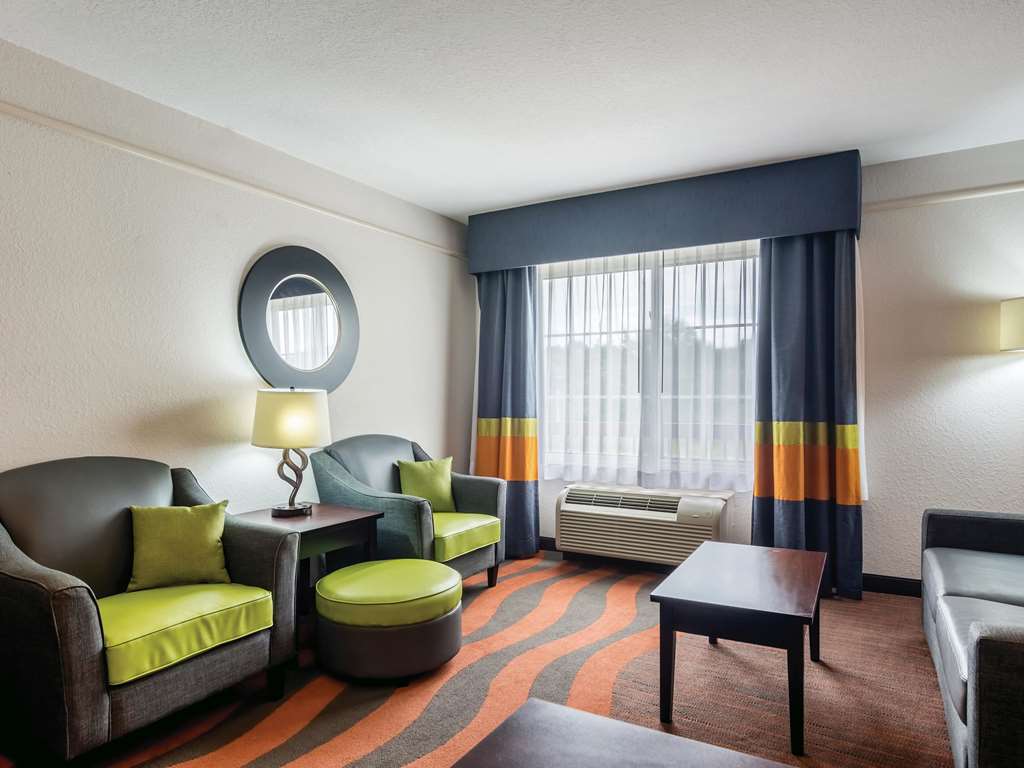 La Quinta Inn & Suites by Wyndham Prattville - photo 20