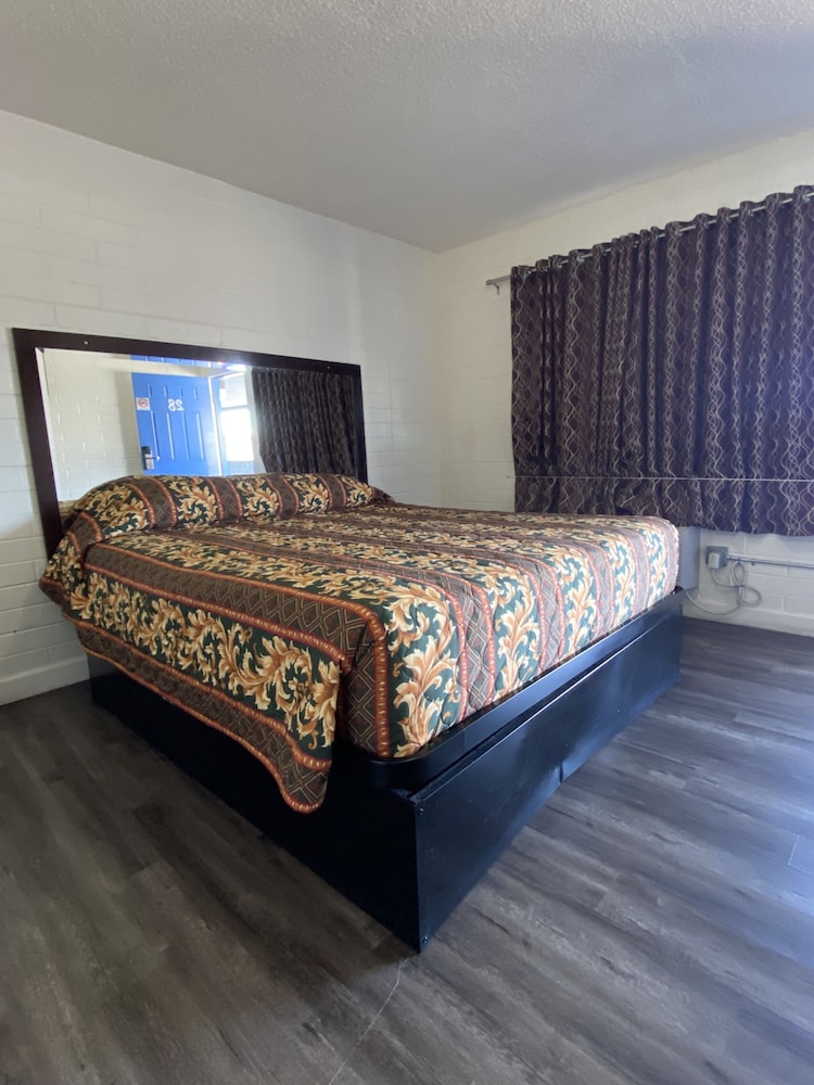 Lucky Cuss Motel - photo 16