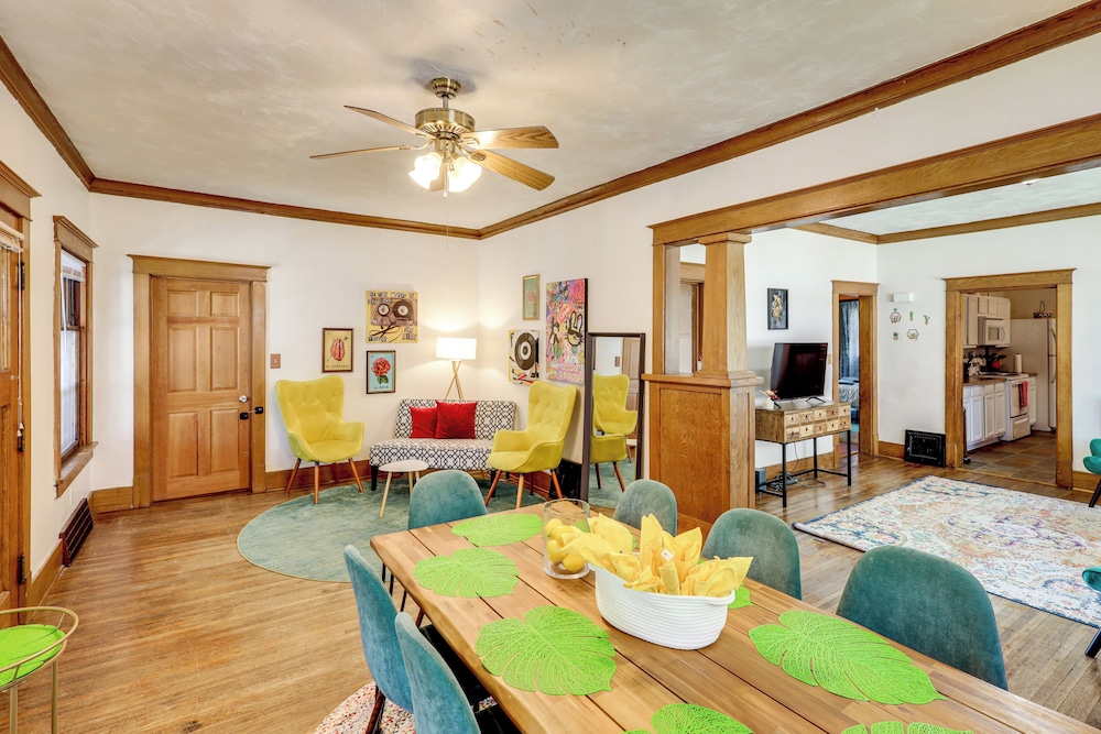 1 Mi to UNL Group Getaway with Game Area in Lincoln, United States