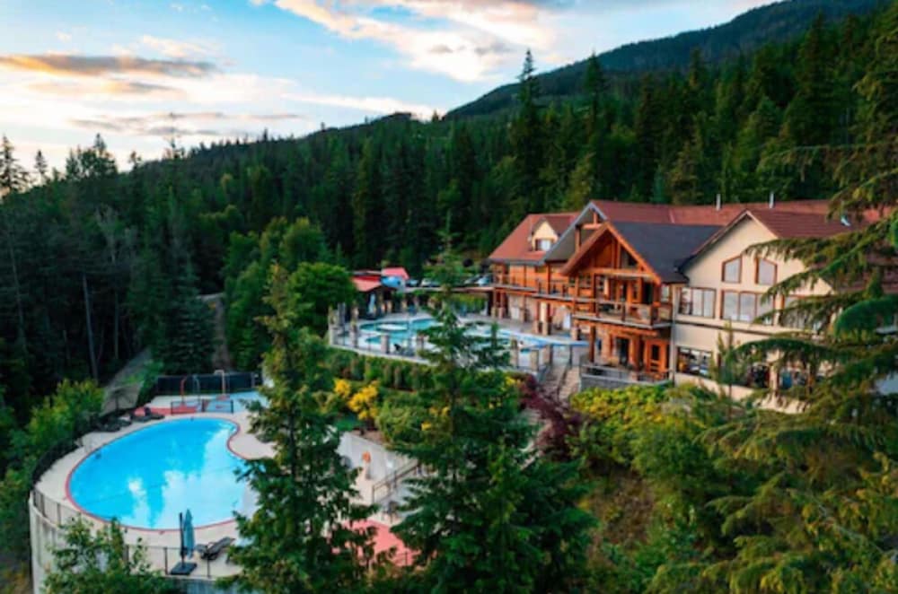 Halcyon Hot Springs Resort — 4-Star Luxury Hotel in Nakusp, Canada