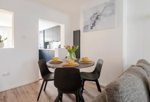Modern 2 Bed House in Rainham Kent Central Location — 4-Star Luxury Hotel in Rainham, United Kingdom