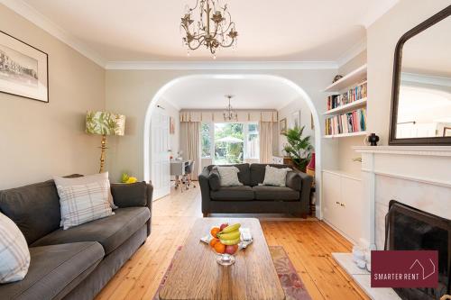 Maidenhead 4 Bedroom House With Driveway & Garden — 4-Star Luxury Hotel in Maidenhead, United Kingdom