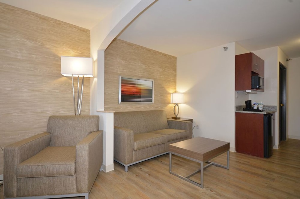 Holiday Inn Express & Suites Farmington by IHG - photo 3
