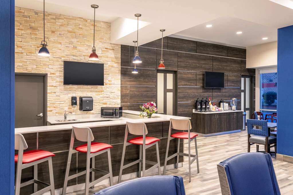 La Quinta Inn & Suites by Wyndham Bloomington - photo 30