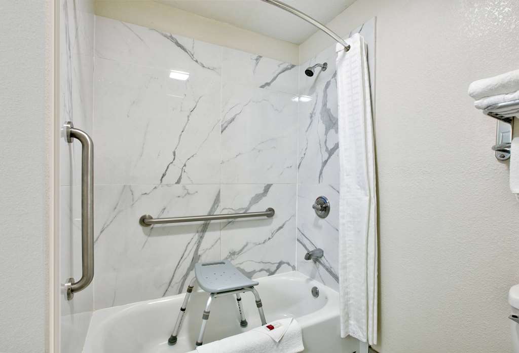 Super 8 by Wyndham Palestine - photo 20