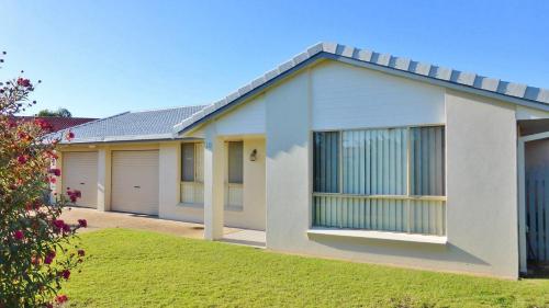 Blue Mariner 16 Mariners Way — carbon neutral stay, Yamba