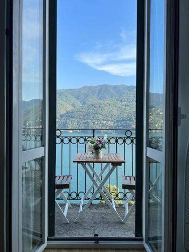 Emy House Charming Apt Stunning Views Balcony AC — 4-Star Luxury Hotel in Carate Urio, Italy