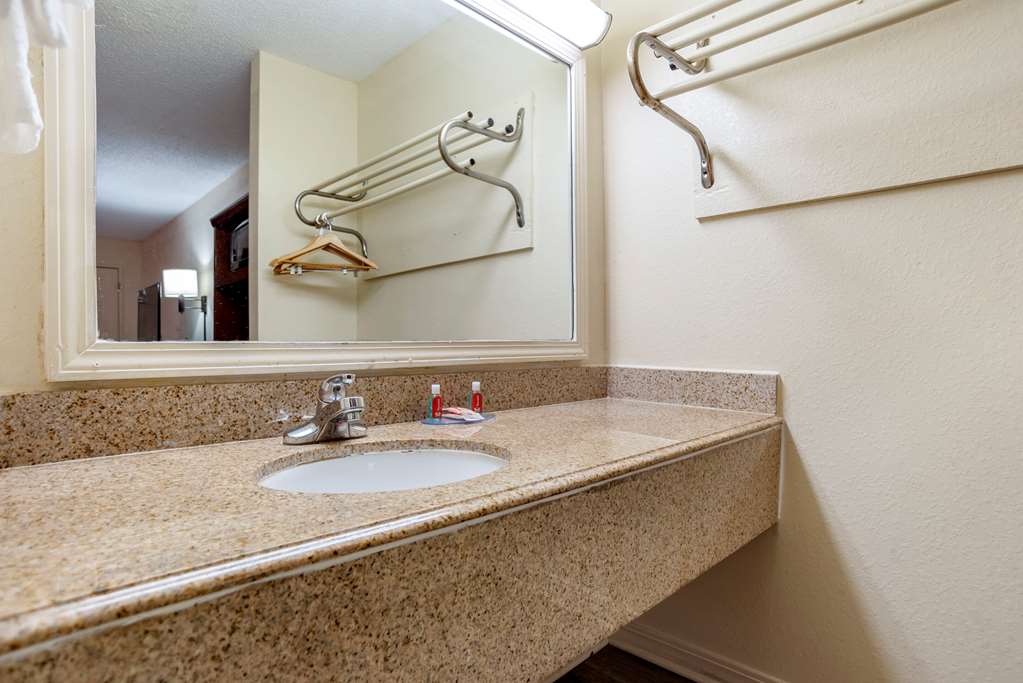 Econo Lodge Pearl Jackson - photo 20